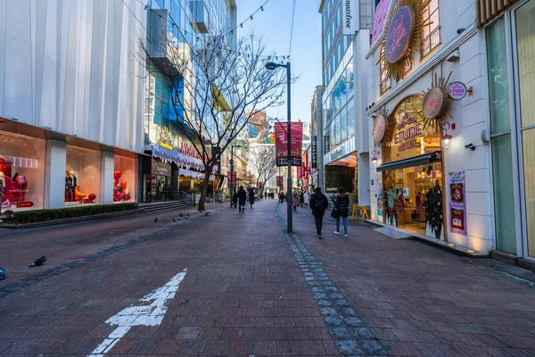 Seoul, Güney Kore 10 Aralık 2018: Myeong dong pazarı 