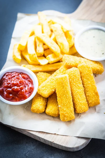 Dito di pesce e patatine fritte o patatine con ketchup di pomodoro e ma — Foto Stock