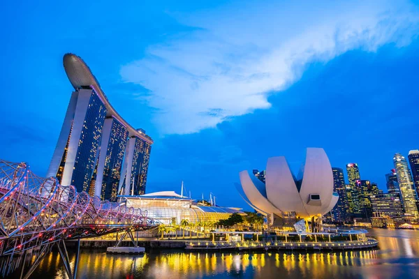 Gökdelen marina defne içinde etrafında bina güzel mimari 