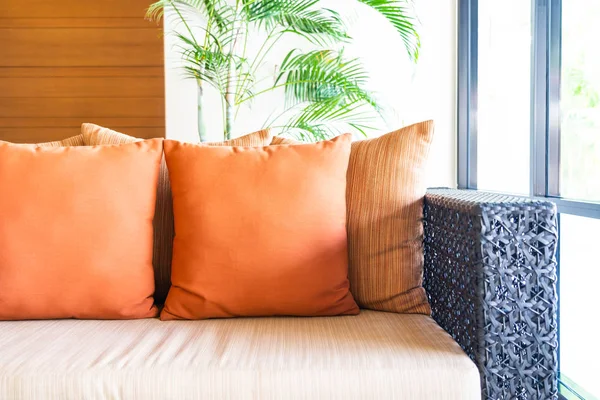 Oturma odasının iç tarafındaki kanepede rahat bir yastık.