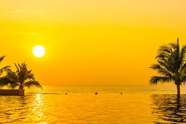 美丽的景观户外与椰子棕榈树周围游泳米 — 图库照片