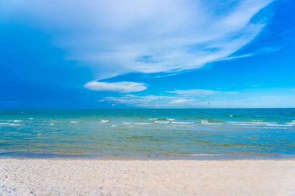 Bellissimo paesaggio naturale tropicale all'aperto di mare oceano e bea — Foto Stock