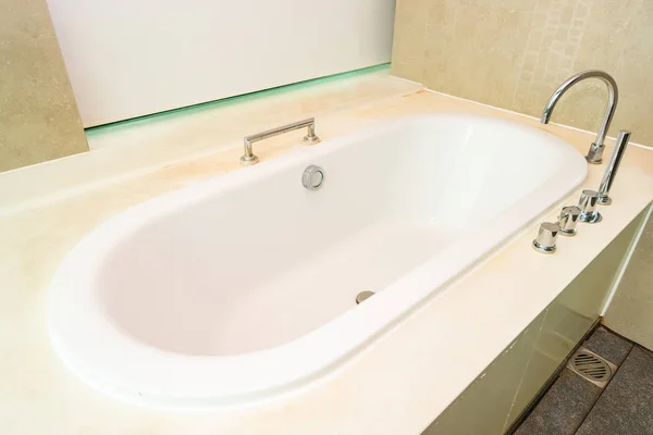 Bellissimo lusso e pulito interno bianco decorazione vasca da bagno — Foto Stock