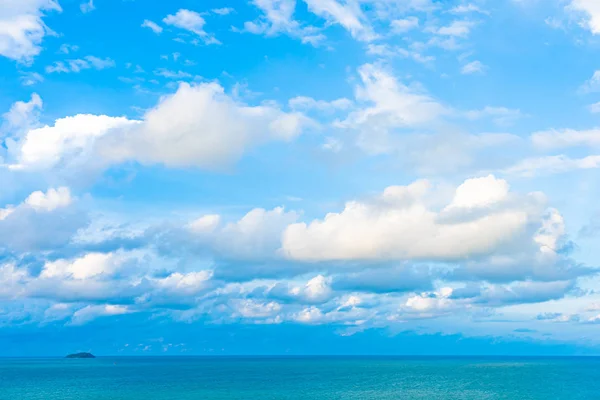 白い雲と美しいパノラマ風景や海景の海 — ストック写真
