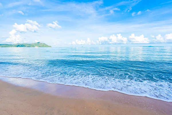 Beyaz bulut mavi gökyüzü ile güzel tropikal plaj deniz Okyanusu ve