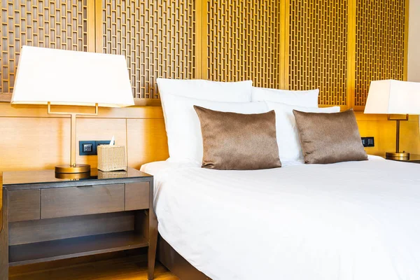 Yatak ve battaniye üzerinde güzel lüks rahat beyaz yastık Dec