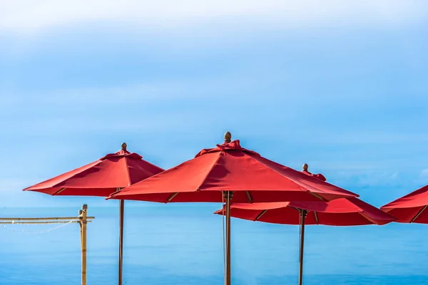 아름 다운 야외 열대 해변 바다 바다 와 우산 의자 — 스톡 사진
