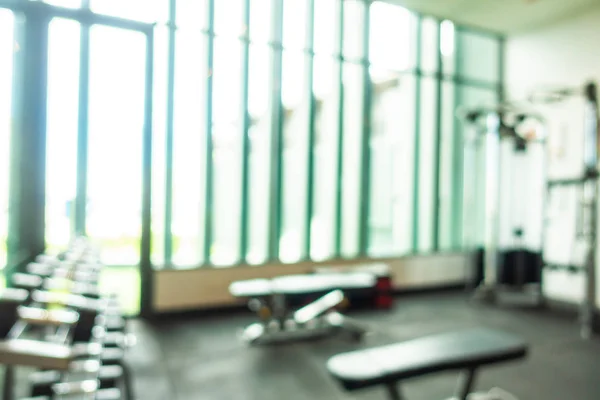 Equipo de fitness abstracto desenfocado y desenfocado en el interior de la sala de gimnasio —  Fotos de Stock
