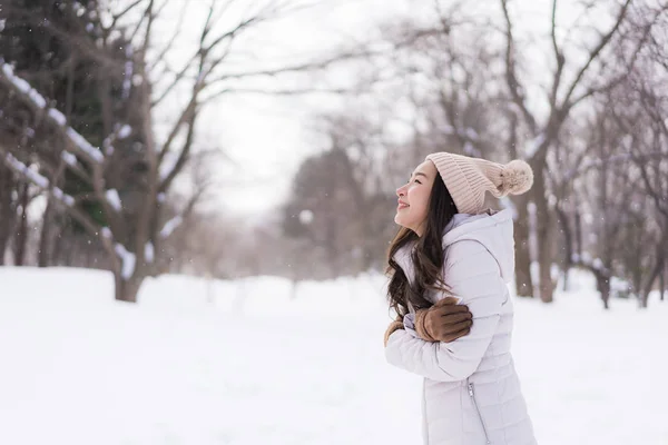 Bela jovem ásia mulher sorrindo feliz para viagem no neve ganhar — Fotografia de Stock