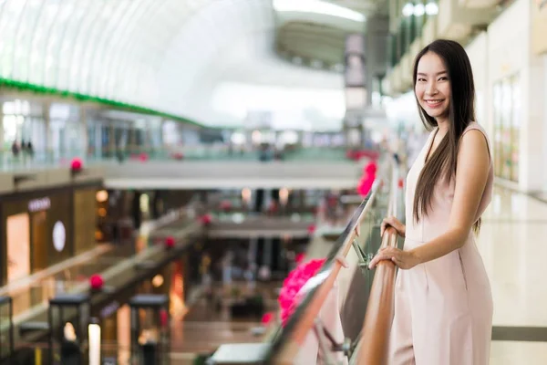 アジアの女性の美しい笑顔とショッピング モールで幸せ — ストック写真