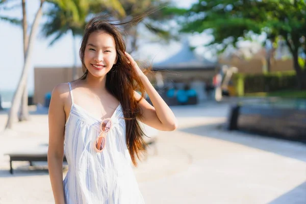 초상화 아름 다운 젊은 아시아 여성 행복 미소 ne 주위 긴장 — 스톡 사진