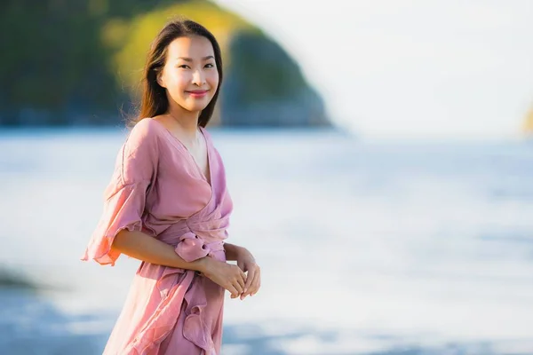 Portré fiatal szép ázsiai nő séta mosoly és boldog a — Stock Fotó