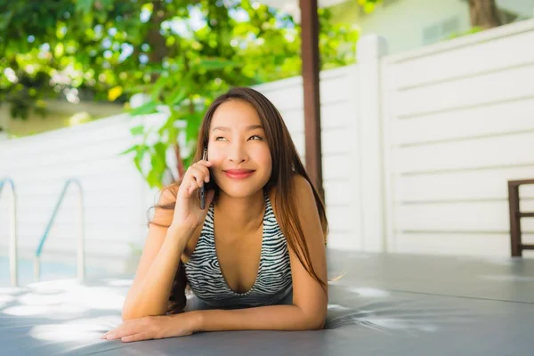 초상화 아름다운 젊은 아시아 여자 행복한 미소 이야기 모바일 포 — 스톡 사진