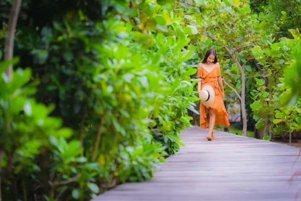 Portre güzel genç Asya kadın Walk üzerinde yol yürümek içinde bu GA