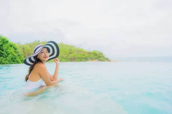 Retrato jovem mulher asiática relaxar sorriso feliz em torno de natação ao ar livre — Fotografia de Stock