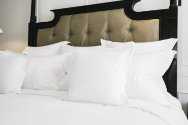 B yatak dekorasyonu üzerinde güzel lüks rahat beyaz yastık