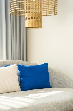 Kanepe sandalyede rahat yastık