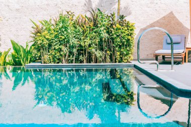 Şemsiye ve sandalye yakın deniz okyanus plaj wi yüzme havuzu etrafında