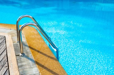 Merdivenli otel beldesinde güzel açık yüzme havuzu