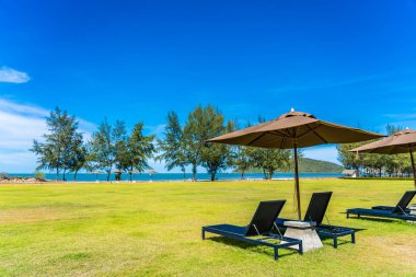 Şemsiye ve c ile deniz ve plaj güzel açık manzara