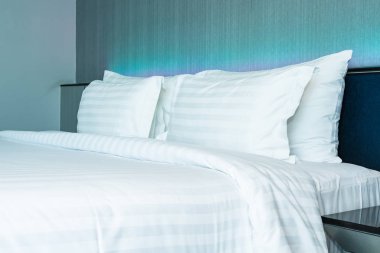 B yatak dekorasyonu üzerinde güzel lüks rahat beyaz yastık