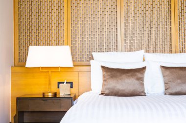 Yatak ve battaniye üzerinde güzel lüks rahat beyaz yastık Dec