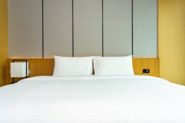 Güzel lüks rahat beyaz yastık ve battaniye yatakta