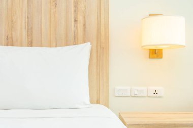 Hafif lamba ile yatak dekorasyonbeyaz rahat yastık