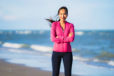 Portre güzel genç Asyalı kadın çalışan ve t üzerinde egzersiz