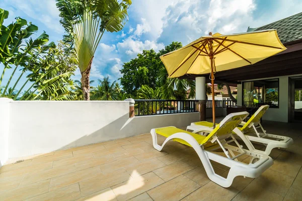 Paraguas y silla en patio al aire libre con hermosa vista — Foto de Stock