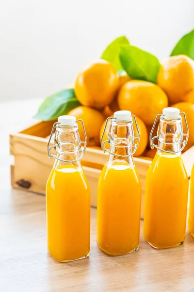 Zumo de naranja fresco para beber en vaso de botella — Foto de Stock