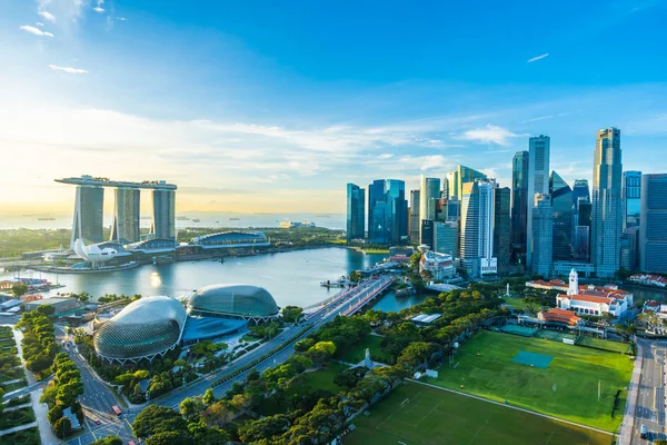 Beau bâtiment d'architecture extérieur paysage urbain à Singapour — Photo