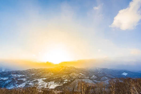 雪の冬の海での木の周りの山と美しい風景 — ストック写真