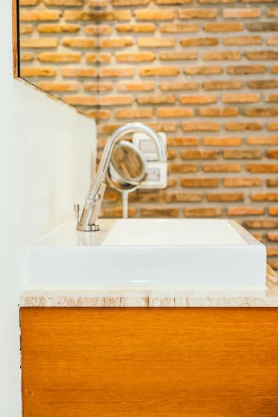 Tap Faucet lub woda i biały zlew lub umywalka ozdoba w ba — Zdjęcie stockowe