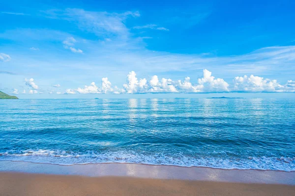 Bella spiaggia tropicale mare oceano con nube bianca cielo blu e — Foto Stock