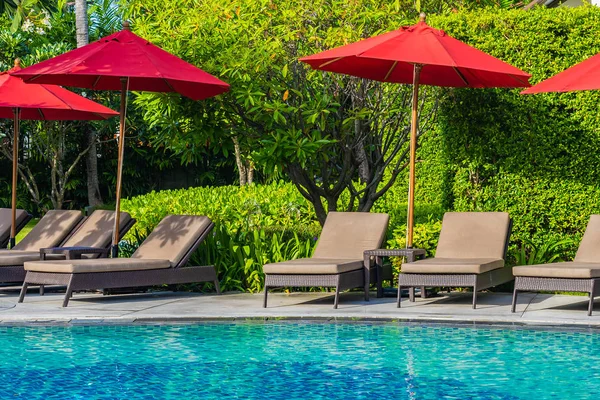 Gyönyörű napernyő és szék körül forró szabadtéri úszómedence — Stock Fotó