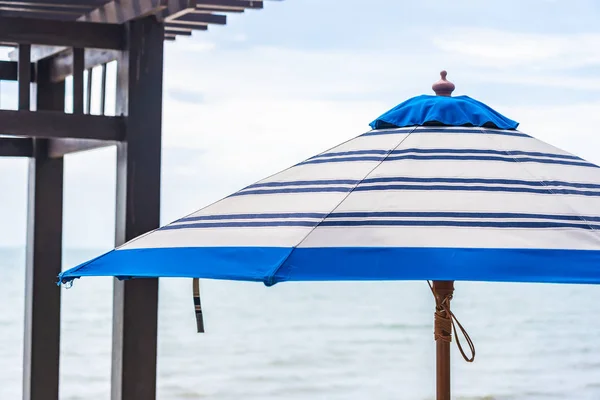 Ομπρέλα και καρέκλα γύρω από την παραλία θάλασσα με γαλάζιο ουρανό — Φωτογραφία Αρχείου