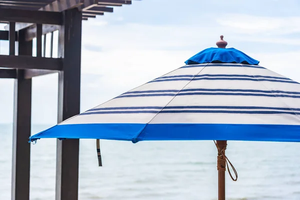 Napernyő és szék körül strand tenger kék ég — Stock Fotó