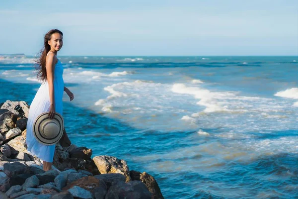 Retrato hermosa joven asiática mujer feliz sonrisa relajarse alrededor ne — Foto de Stock