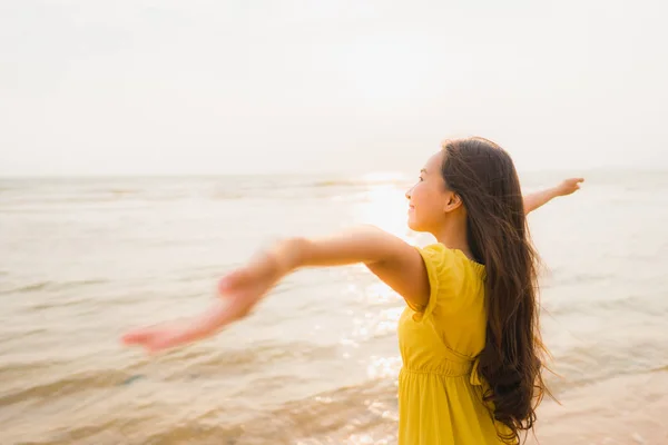 Retrato bonito jovem asiático mulher andar na praia e mar o — Fotografia de Stock