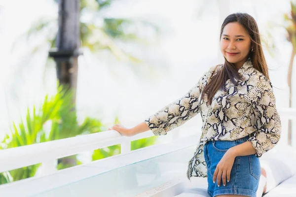 Porträtt vacker ung asiatisk kvinna glad och leende med resa — Stockfoto