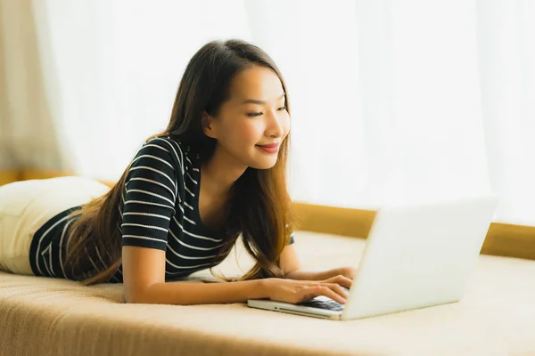 Retrato hermosa joven asiática mujer usando computadora portátil o —  Fotos de Stock