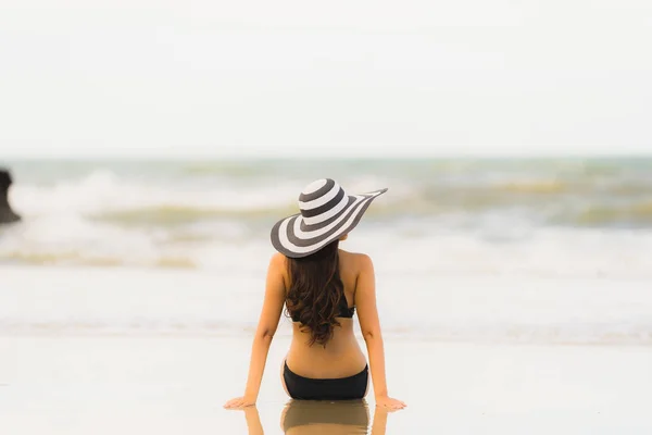 Porträt schöne junge asiatische Frau trägt Bikini am Strand — Stockfoto