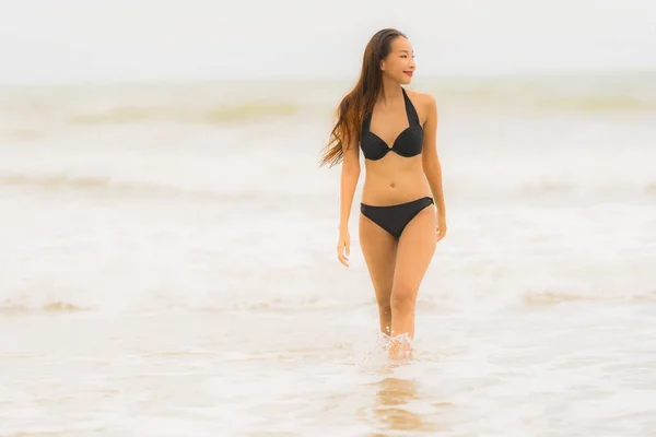 Porträt schöne junge asiatische Frau trägt Bikini am Strand — Stockfoto