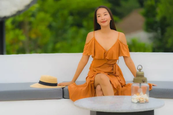 Retrato bonito jovem asiático mulher estilo de vida feliz sorriso com — Fotografia de Stock