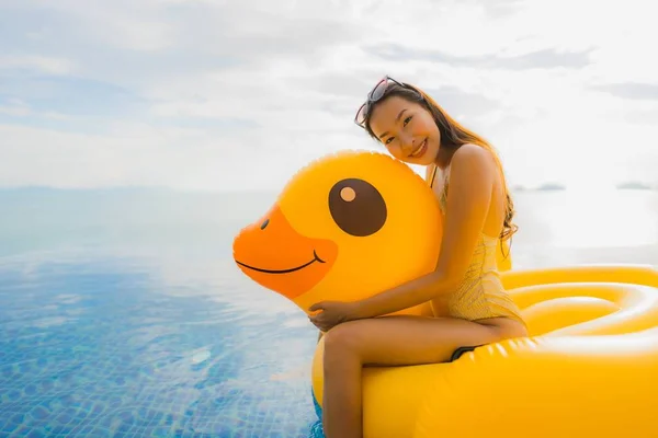 초상화 젊은 아시아 여자 에 팽창식 플로트 노란색 오리 aroun — 스톡 사진