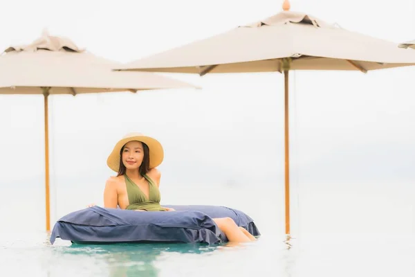 Retrato bonito jovem asiático mulher relaxar no luxo ao ar livre swi — Fotografia de Stock