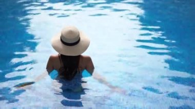 Yaz tatili sırasında havuzda dinlenen Asyalı kadının görüntüleri