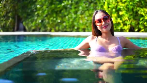 Metraje Mujer Asiática Relajándose Piscina Durante Las Vacaciones Verano — Vídeo de stock