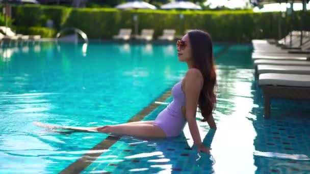 Metraje Mujer Asiática Relajándose Piscina Durante Las Vacaciones Verano — Vídeo de stock